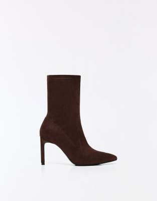 Bershka - Eng anliegende Ankle Boots in Braun mit hohem Absatz-Brown
