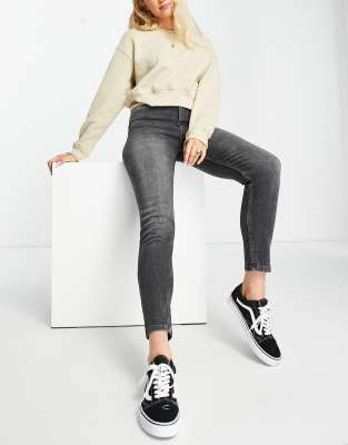 Bershka - Eng geschnittene Jeans mit hohem Bund in Grau