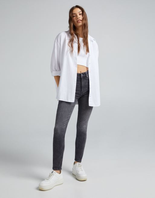 Bershka – Eng geschnittene Jeans mit hohem Bund in Grau, 4 von 4