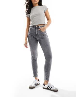 Bershka - Eng geschnittene Jeans mit hohem Bund in Grau