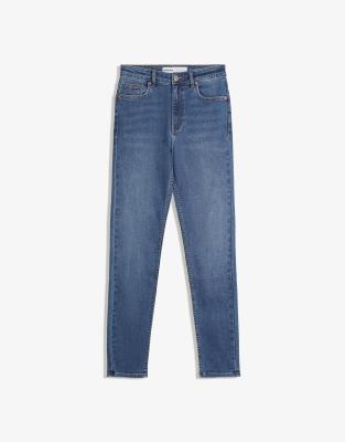 Bershka - Eng geschnittene, weiche Jeans in Mittelblau mit superhohem Bund