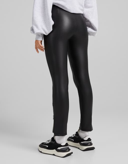 Bershka – Enge Hose aus Kunstleder in Schwarz mit Reißverschluss