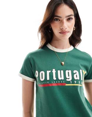 Bershka - Enges T-Shirt in Dunkelgrün mit „Portugal"-Fußballprint