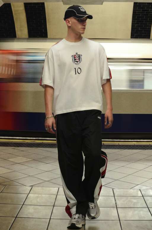 Bershka England football boxy oversized fit t-shirt in white, 3 of 4