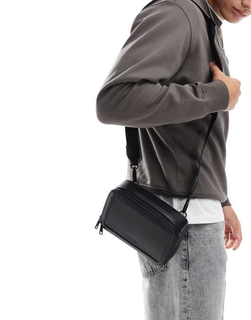 Bershka｜フェイクレザーメッセンジャー クロスバッグ ☆ドイツ発*BERSHKA*新作*フェイクレザーメッセンジャーバッグ