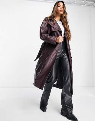 Bershka faux leather trench coat in burgundy-Brown