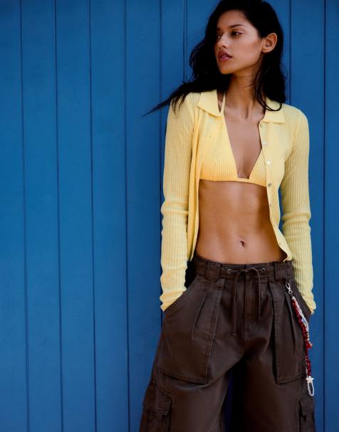 Bershka Feinstrick-Cardigan mit Polokragen in Gelb - view 1