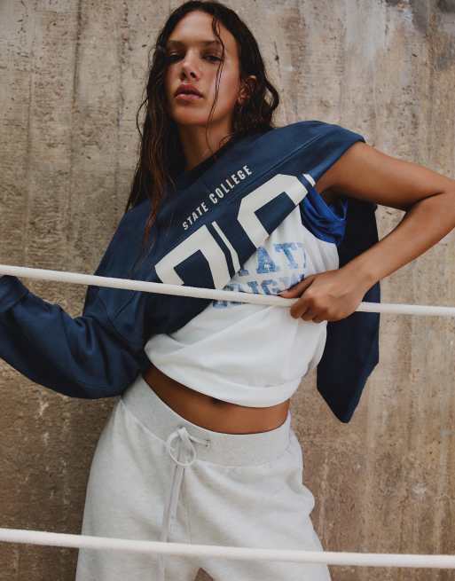 Bershka - Felpa blu navy con scollo rotondo e stampa, 2 di 5