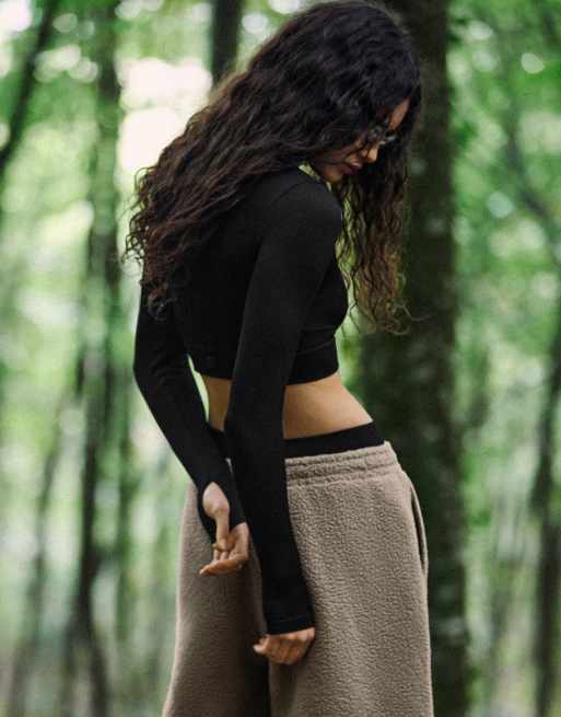 Bershka felpa senza cuciture con zip corta nera, 3 di 5