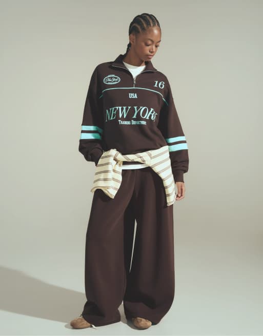 Bershka felpa stampata con mezza zip marrone, 2 di 5