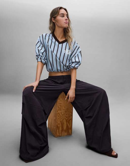 Bershka felpa stampata con scollo a V in azzurro chiaro, 2 di 5