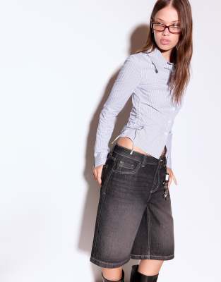 Bershka - Figurbetonte Bluse in Grau mit geraffter Seite