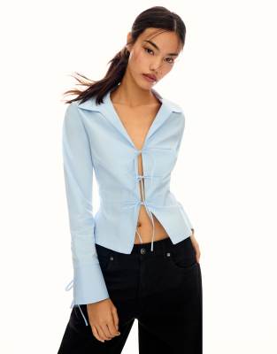 Bershka - Figurbetonte Bluse in Hellblau mit Bindebändern