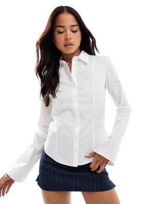 Bershka - Figurbetonte Hemdbluse in Butterweiß