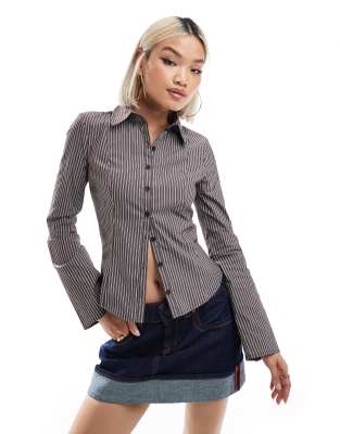 Bershka - Figurbetonte Hemdbluse in gestreiftem Braun