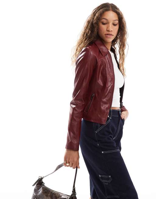 Bershka – Figurbetonte Jacke aus Kunstleder in Burgunderrot ASOS