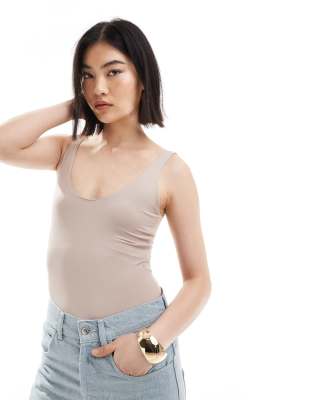 Bershka - Figurbetonter Body in Nerzrosa mit U-Ausschnitt-Neutral