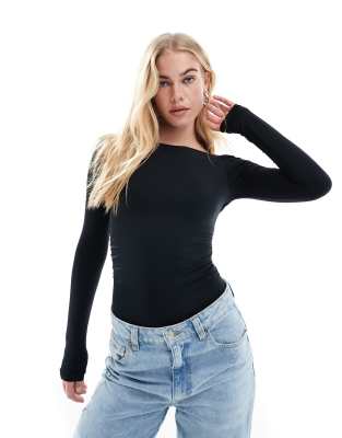 Bershka - Figurbetonter Body in Schwarz mit Raffung