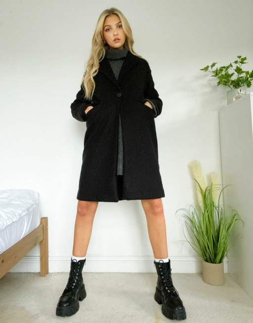 Bershka – Figurbetonter Mantel in Schwarz
