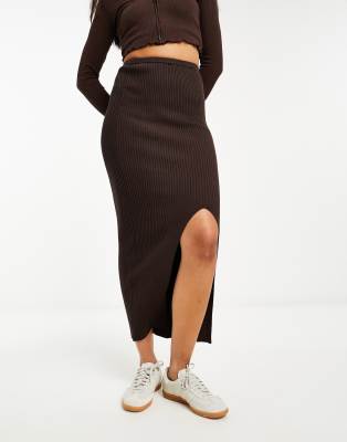 Bershka - Figurbetonter Midi-Strickrock in Schokobraun-Brown