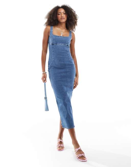Bershka – Figurbetontes, formendes Maxi-Jeanskleid in Hellblau mit Riemchenträgern