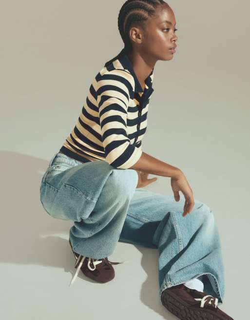 Bershka figurbetontes gestreiftes langärmliges Polohemd in Marineblau, 2 von 5