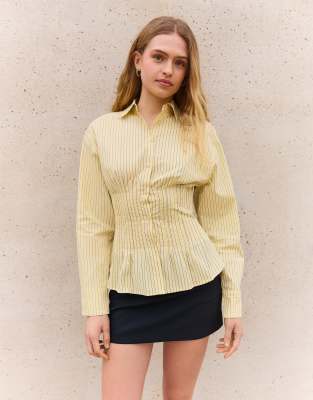 Bershka - Figurbetontes Hemd in Gelb mit Abnähern