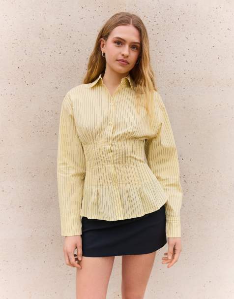 Bershka – Figurbetontes Hemd in Gelb mit Abnähern - view 1