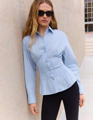 Bershka - Figurbetontes Hemd in Hellblau mit Abnähern