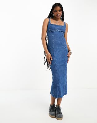 Bershka - Figurbetontes Midi-Jeanskleid in Mittelblau mit U-Ausschnitt