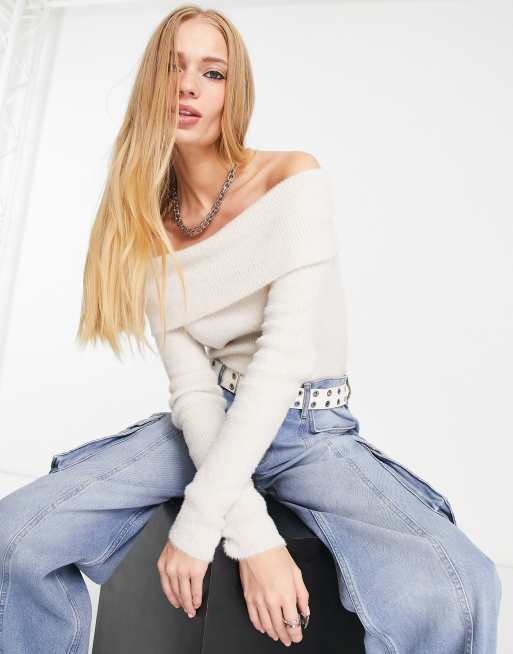 Bershka – Figurbetontes Strickoberteil in Nerzbraun mit U-Boot-Ausschnitt
