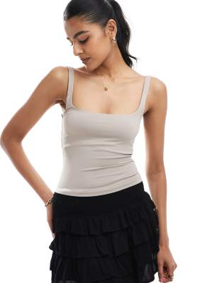 Bershka - Figurformendes Camisole-Oberteil in Taupe mit eckigem Ausschnitt-Neutral