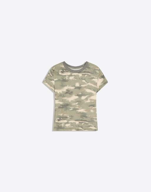 Bershka figursydd t-shirt med korta ärmar och camouflage i khaki, 6 av 6