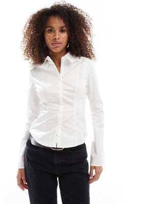 Приталенная рубашка Bershka белого цвета 6490₽