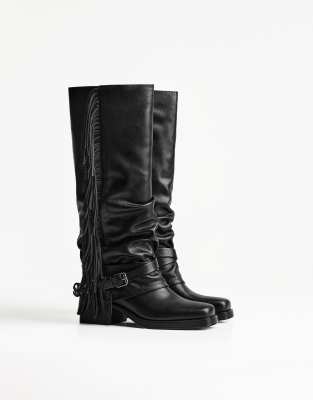 Bershka - Flache Gamaschen-Stiefel in Schwarz mit Fransen