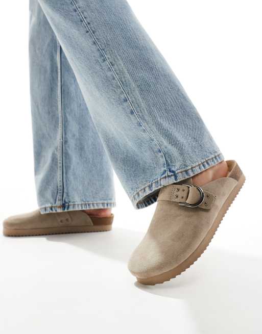 Bershka – Flache Mules in Braun mit Schnalle
