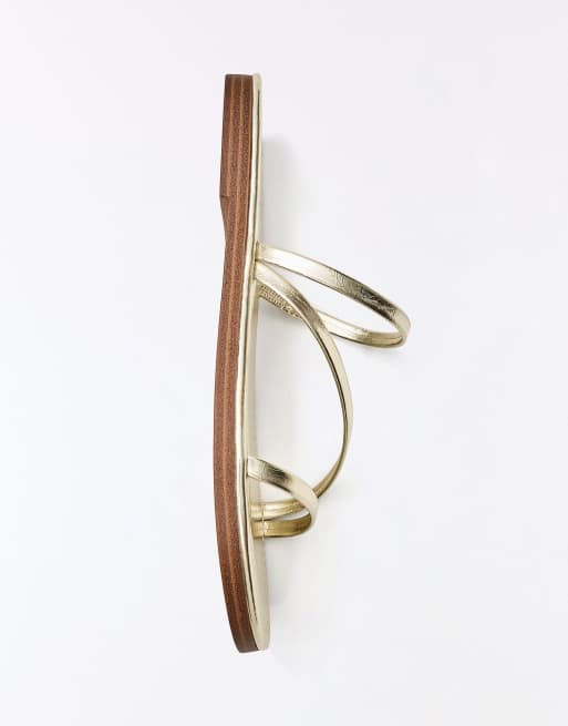 Bershka – Flache Pantoletten in Gold mit mehreren Riemen, 6 von 6