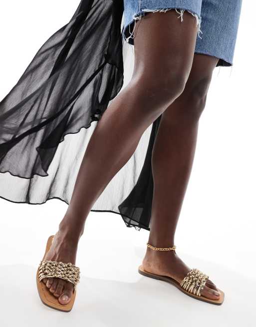 Bershka – Flache Sandalen in goldfarbener Weboptik
