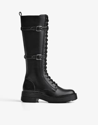 Bershka - Flache Schnürstiefel in Schwarz mit Schnallen