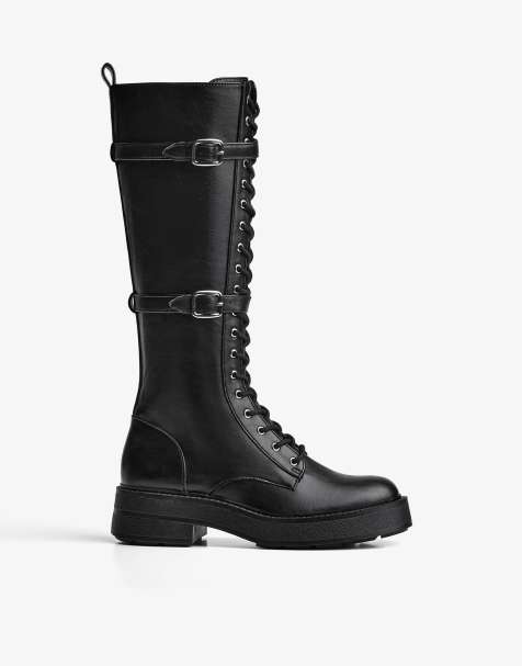 Bershka – Flache Schnürstiefel in Schwarz mit Schnallen - view 1