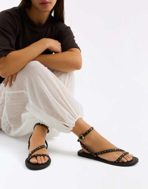 Bershka – Flache Slider-Sandalen in Braun mit mehreren Riemchen und Nietenbesatz - view 1