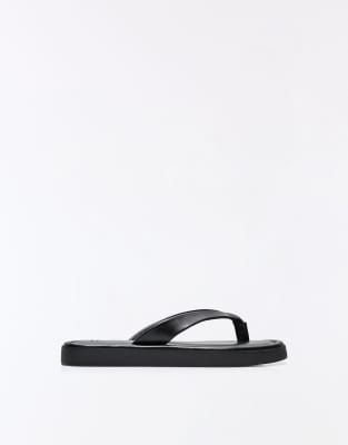 Bershka - Flache Slider-Sandalen in Schwarz mit Zehensteg