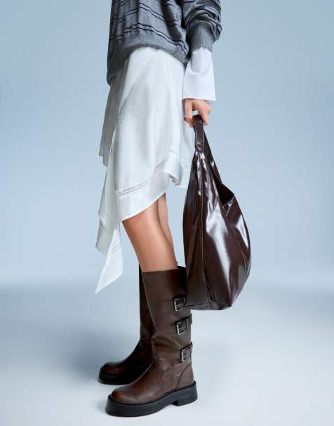 Bershka – Flache Stiefel in Braun mit Schnallen - view 1