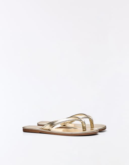 Bershka – Flache Zehenstegsandalen in Goldoptik, 2 von 7