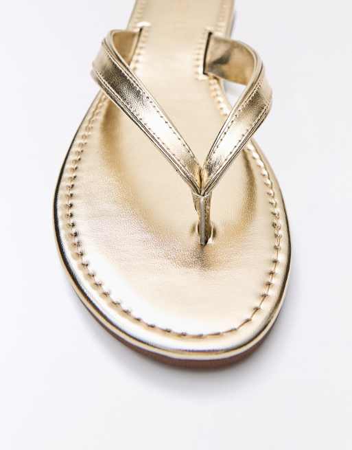 Bershka – Flache Zehenstegsandalen in Goldoptik, 6 von 7