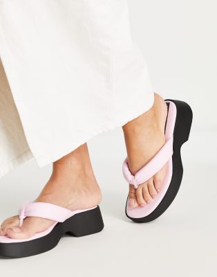 Bershka - Flache Zehenstegsandalen in Rosa mit flacher, kontrastierender Plateausohle