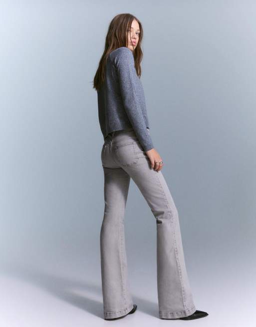 Bershka - Flare-broek met kleppen en zak in lichtgrijs, 2 van 4