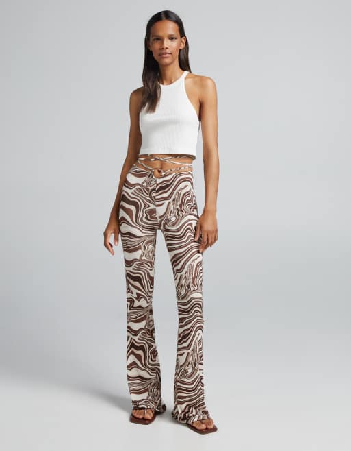 Bershka - Flare-broek met wervelende retro print in bruin