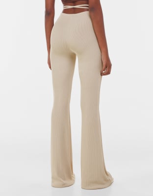 Bershka - Flare broek met wikkelbandjes in beige | ASOS