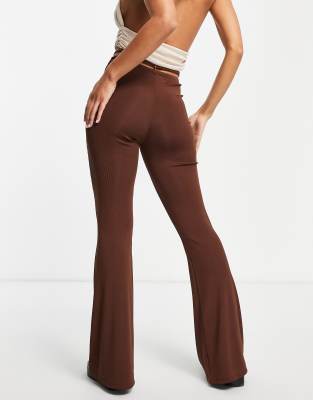 Bershka - Flare broek met wikkelbandjes in chocoladebruin | ASOS
